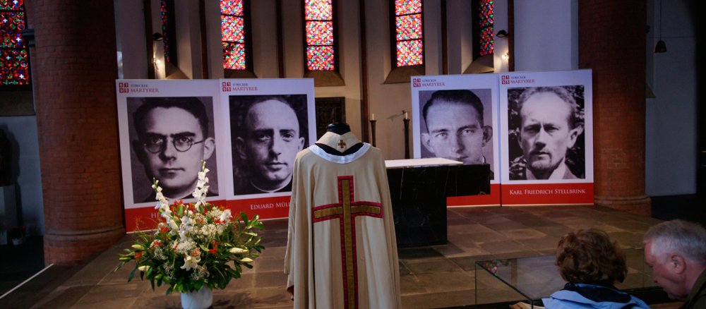 Gedenkausstellung an die vier Lübecker Märtyrer in der Krypta der Herz-Jesu-Kirche.