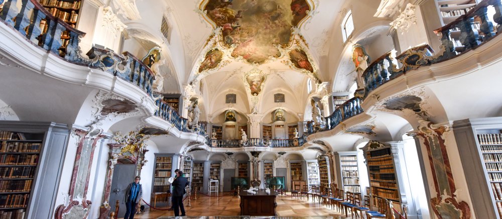 Klosterbibliothek im Geistlichen Zentrum Sankt Peter hat barocke Wand- und Deckenverzierungen.