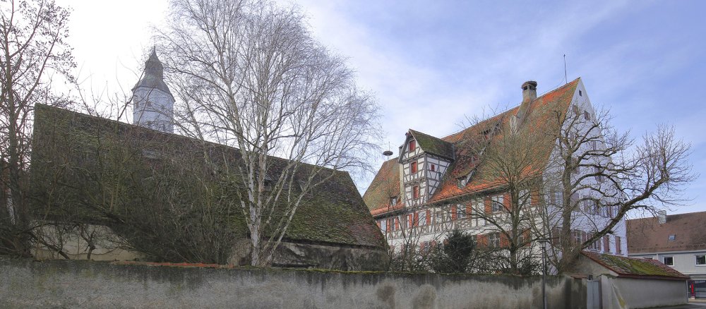 Historisches Amtshaus von hinten erbaut 1610 mit Turm der Martinskirche, in Langenau, Alb-Donau-Kreis.
