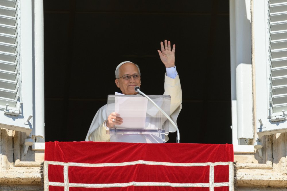 Papst Leo XIV. winkt beim Angelus-Gebet am Fenster des Apostolischen Palastes