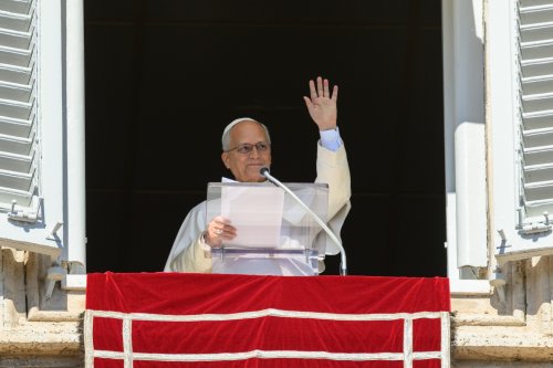 Papst Leo XIV. winkt beim Angelus-Gebet am Fenster des Apostolischen Palastes