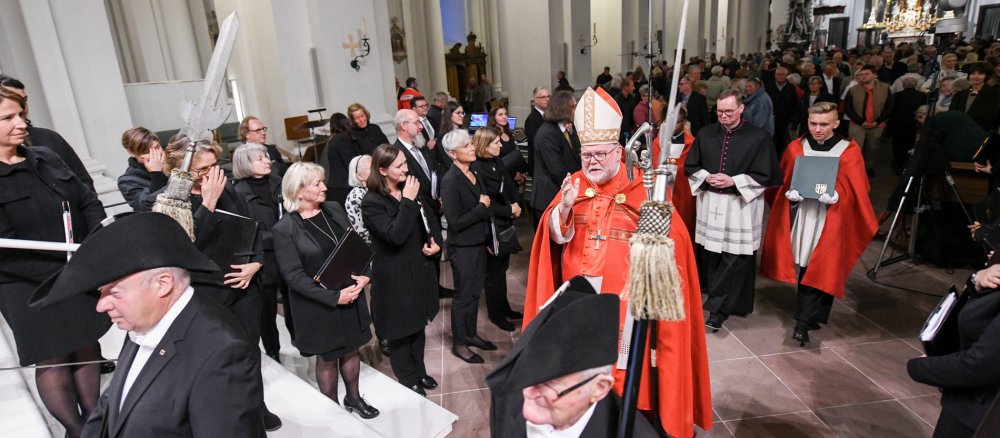 Kardinal Reinhard Marx bei Einzug zum Abschlussgottesdienst der Herbstvollversammlung der DBK