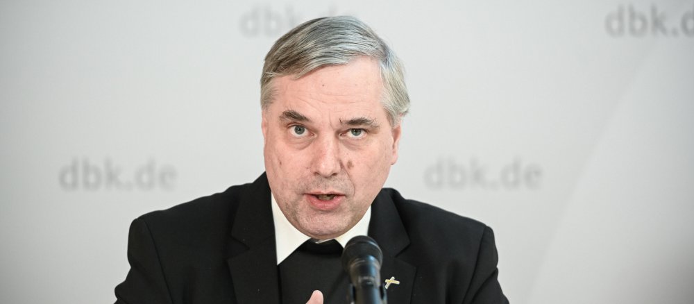 Weihbischof Matthäus Karrer bei einem Pressegespräch