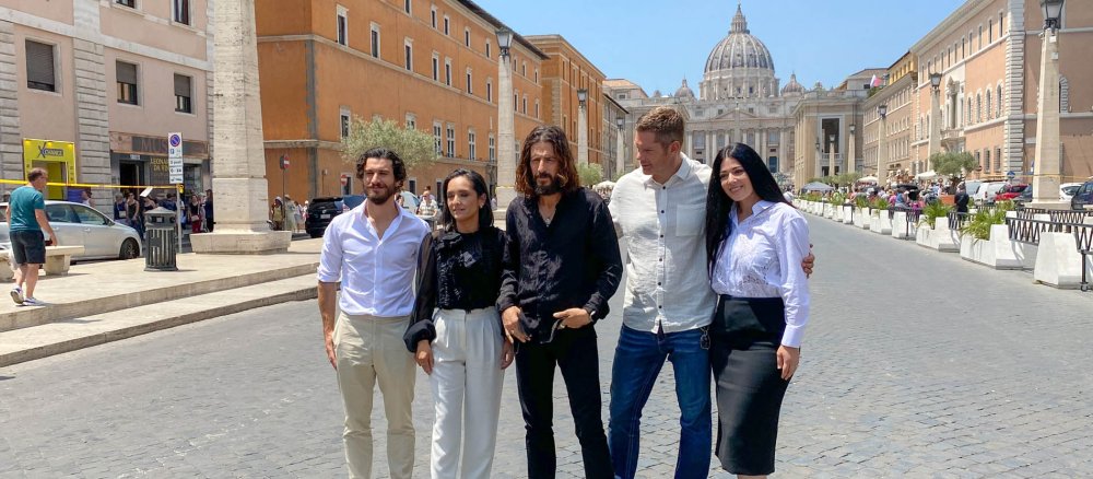 Schauspieler der Serie "The Chosen" auf der Via della Conciliazione in Rom