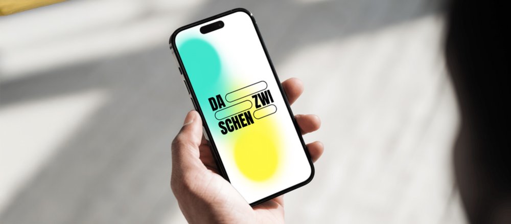 Das Logo von "DA-ZWISCHEN" auf einem Smartphone