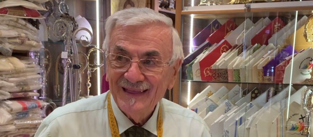 Seit über 60 Jahren fertigt er Gewänder für Geistliche an – Raniero Mancinelli.