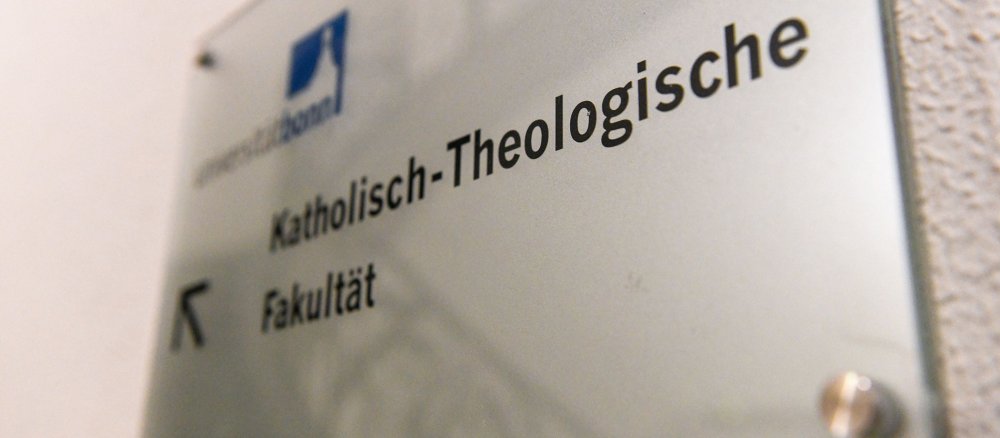Ein Schild zeigt den Weg zur katholisch-theologischen Fakultät an der Uni Bonn