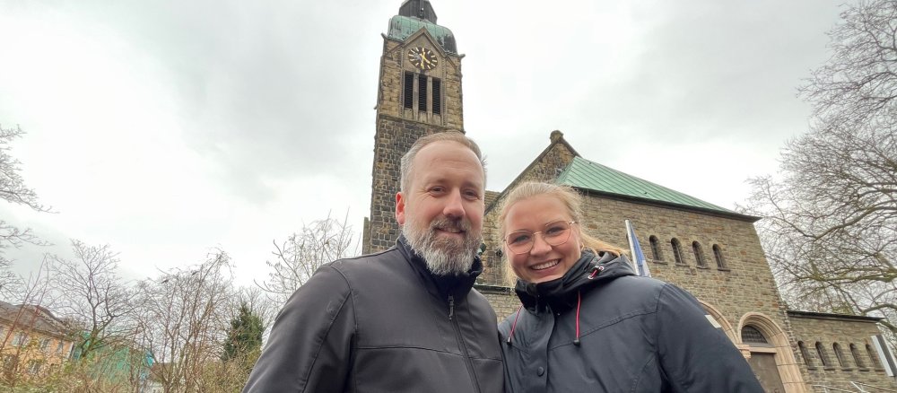 Der Bestatter René Kullick mit seiner Frau Denise vor der ehemaligen Petrikirche in Castrop-Rauxel.