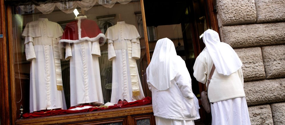 Schaufenster des Schneiders Gammarelli in Rom mit Papstgewändern, zwei Ordensfrauen treten ein