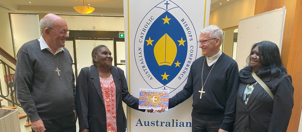 Bischöfe und Vertreter des Rates der katholischen australischen Ureinwohner stellen die Messe "Land des Heiligen Geistes" vor