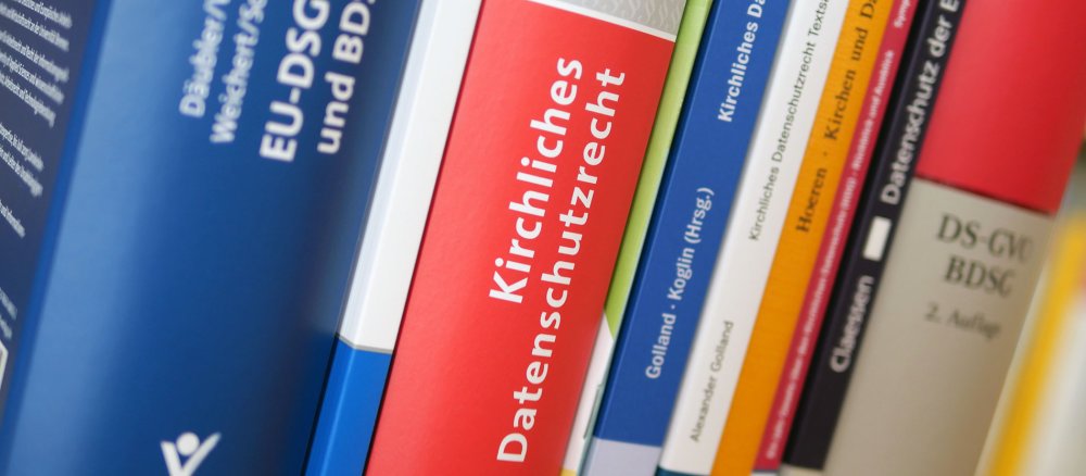 Literatur zum kirchlichen Datenschutzrecht steht in einem Bücherregal