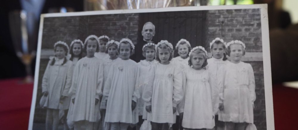 Eine Gruppe Erstkommunionkinder