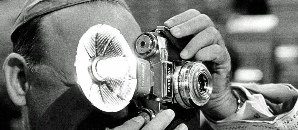 Ein Teilnehmer des Konzils fotografiert.