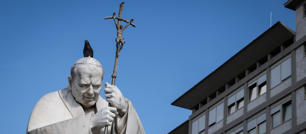 Statue von Papst Johannes Paul II. vor dem Gemelli-Krankenhaus in Rom
