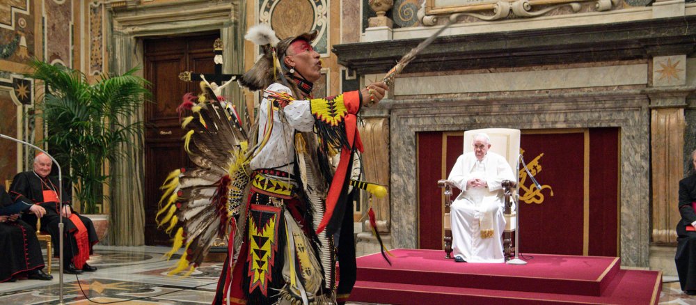 Ein Indigener aus Kanada tanzt vor Papst Franziskus.