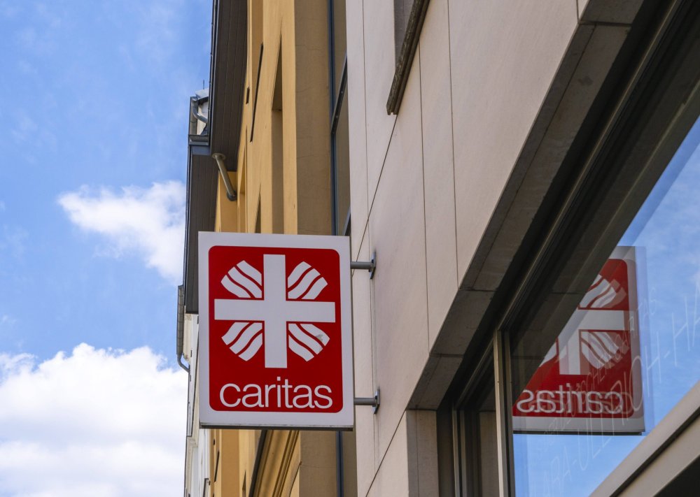 Rotes Logo des Caritas am Berliner Standort des Deutschen Caritasverbands