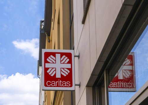 Rotes Logo des Caritas am Berliner Standort des Deutschen Caritasverbands