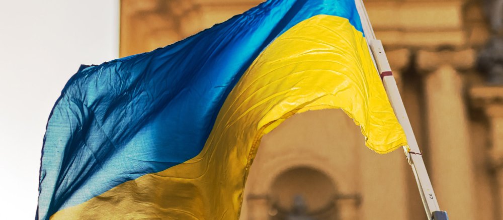 Ukrainefahne vor einer Kirche