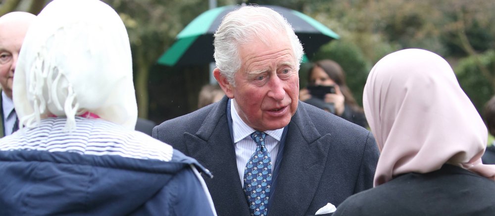 Prinz Charles spricht mit zwei Muslima