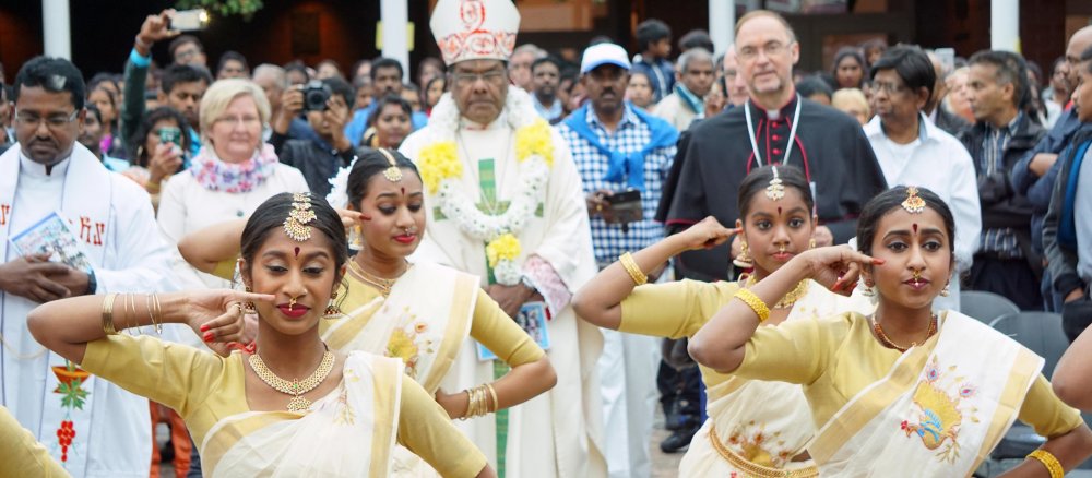 Mädchen aus Sri Lanka tanzen einen traditionellen Tanz bei der Wallfahrt nach Kevelaer