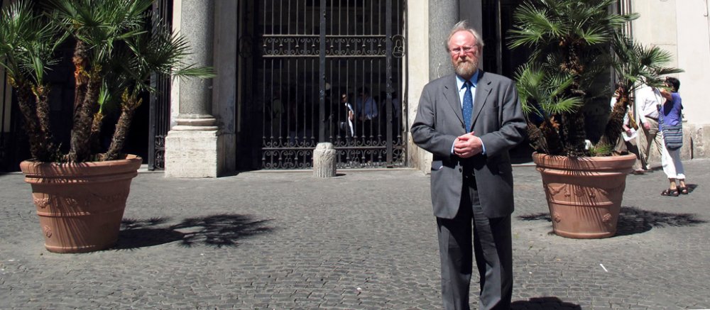 Wolfgang Thierse vor der Basilika Santa Maria in Trastevere in Rom.