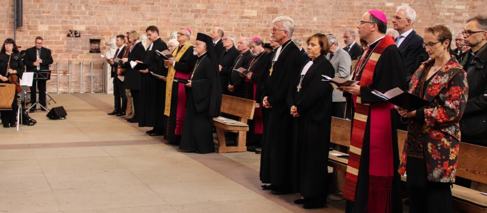 Geistliche in einer Kirche