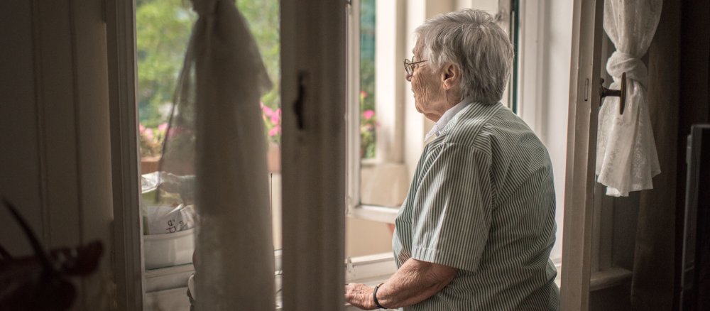 Seniorin am Fenster