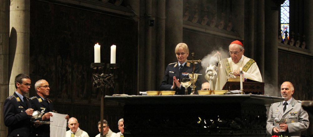Kardinal Joachim Meisner feiert mit Soldaten einen katholischen Soldatengottesdienst zum Weltfriedenstag.