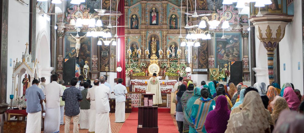 Gläubige feiern in der Kirche St. Marien in Alappuzha den Gottesdienst im syro-malabarischen Ritus.