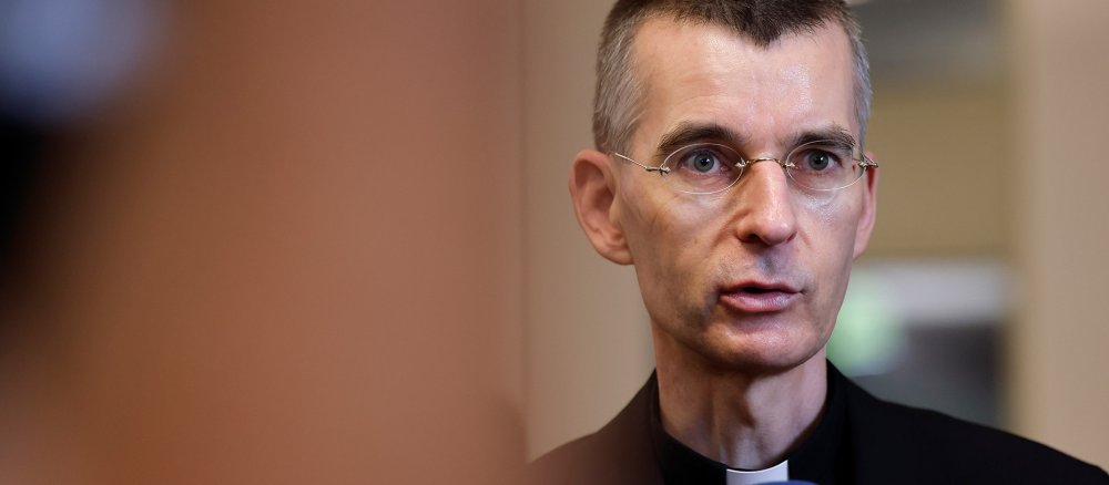 Der in München wirkende Priester Wolfgang Rothe bei einem Interview im Amtsgericht Köln
