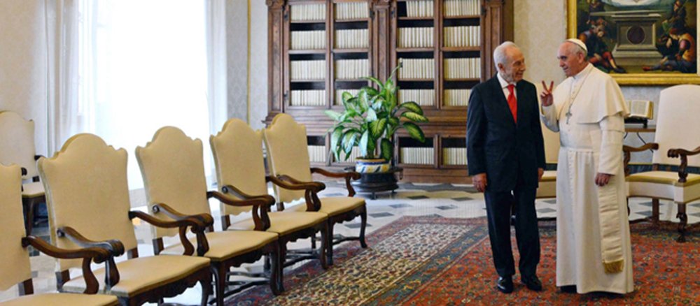 Israels Staatspräsident und Papst Franziskus stehen in einem lichtdurchflutetem Raum im Vatikan.