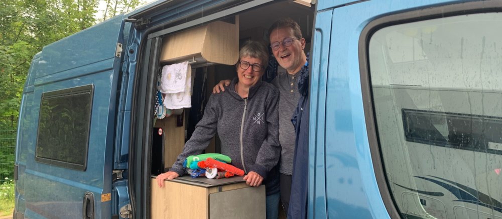 Markus und Ruth Schröder in ihrem Wohnwagen beim Katholikentag in Erfurt