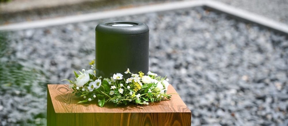 Eine anonyme Urne auf einem Friedhof