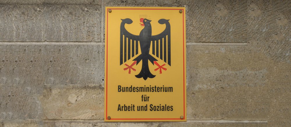 Schild am Bundesministerium für Arbeit und Soziales