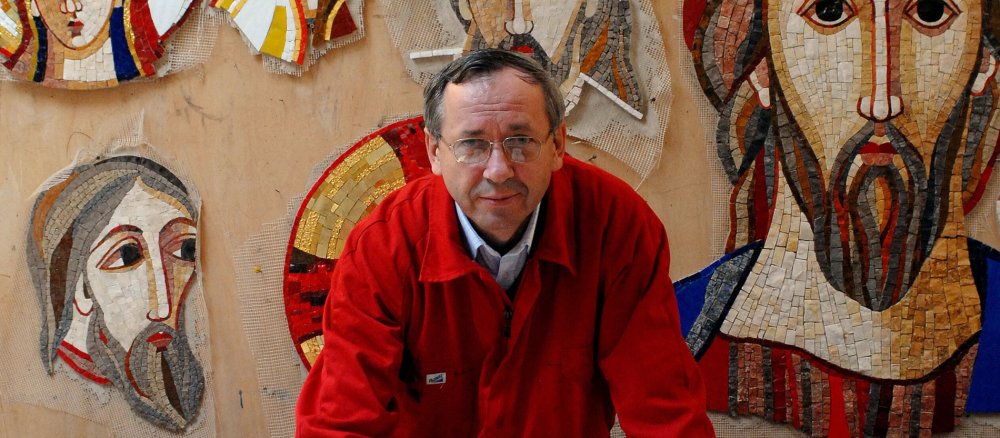 Marko Rupnik in der von ihm gegründeten Mosaikwerkstatt "Centro Aletti" in Rom.