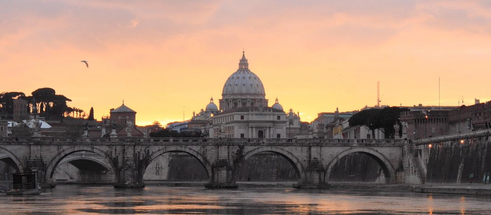 Der Petersdom bei Sonnenuntergang.