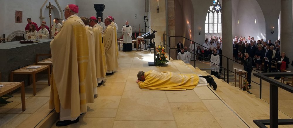 Heiner Wilmer liegt auf dem Boden des Hildesheimer Doms