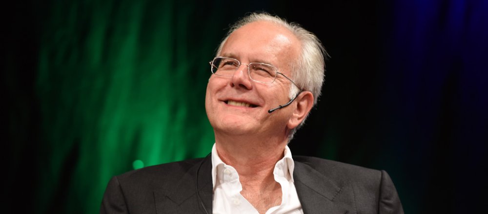 Harald Schmidt lächelnd im Porträt