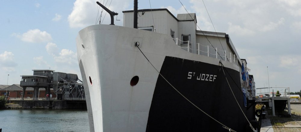 Wie aus Hitlers Kriegstanker ein Kirchenschiff wurde: Eine schwimmende Kirche mit Geschichte im Hafen von Antwerpen.