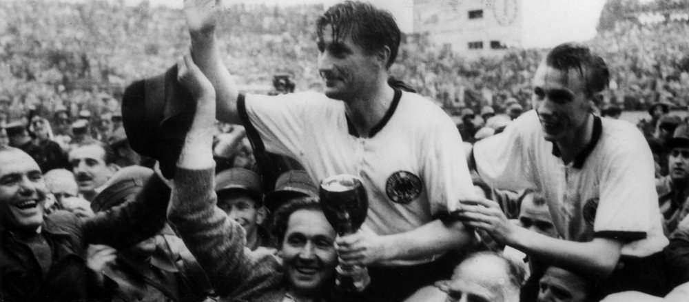 Die deutschen Fußballspieler Fritz Walter (links, mit dem Pokal in den Händen) und Horst Eckel (rechts) nach dem Sieg bei der Fußballweltmeisterschaft 1954