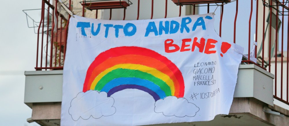 Ein Tuch mit der Aufschrift "Alles wird gut!" und einem Regenbogen hängt an einem Balkon in der italienischen Stadt Verona.