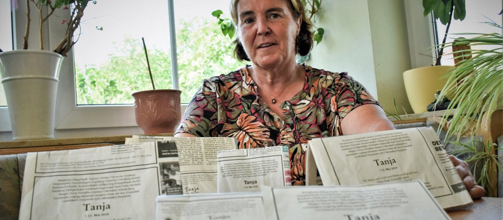 Sylvia Wiedemann mit den Traueranzeigen für ihre verstorbene Freundin