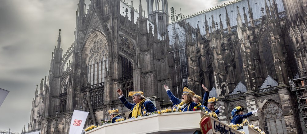 Karnevalswagen im Zug vor dem Kölner Dom