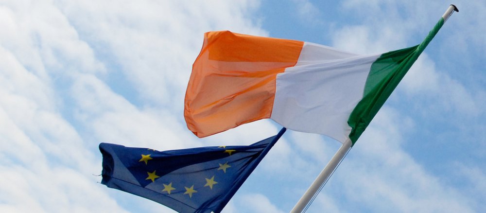 Die Fahnen Irlands und der europäischen Union.