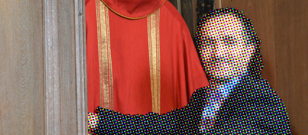 Ein Küster bereitet die Kleidung des Pfarrers für den Gottesdienst vor.