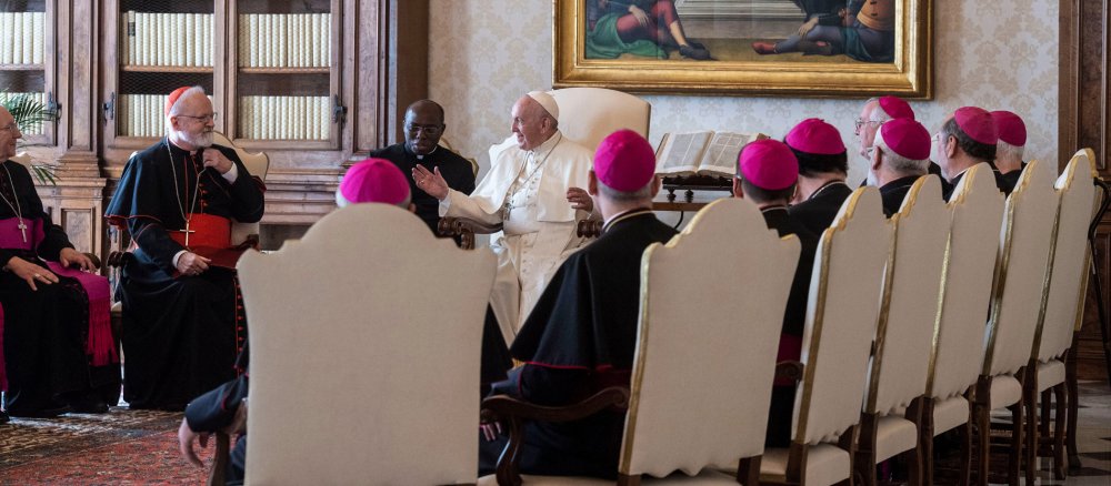 Papst im Gespräch mit Bischöfen