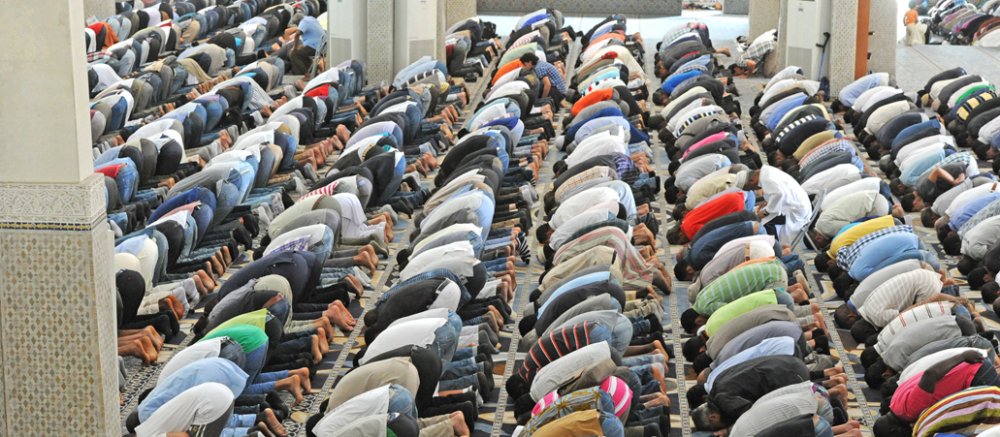 Hunderte Muslime beten in der Moschee von Rom