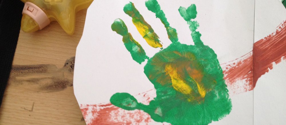 Seans grüner Handabdruck auf weißem Papier