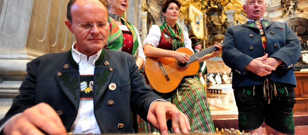 Eine Gruppe von Musikern singt und spielt Instrumente.