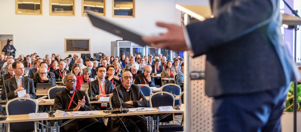 Teilnehmer während einer "Working Session" der Europa-Etappe der Weltsynode in Prag